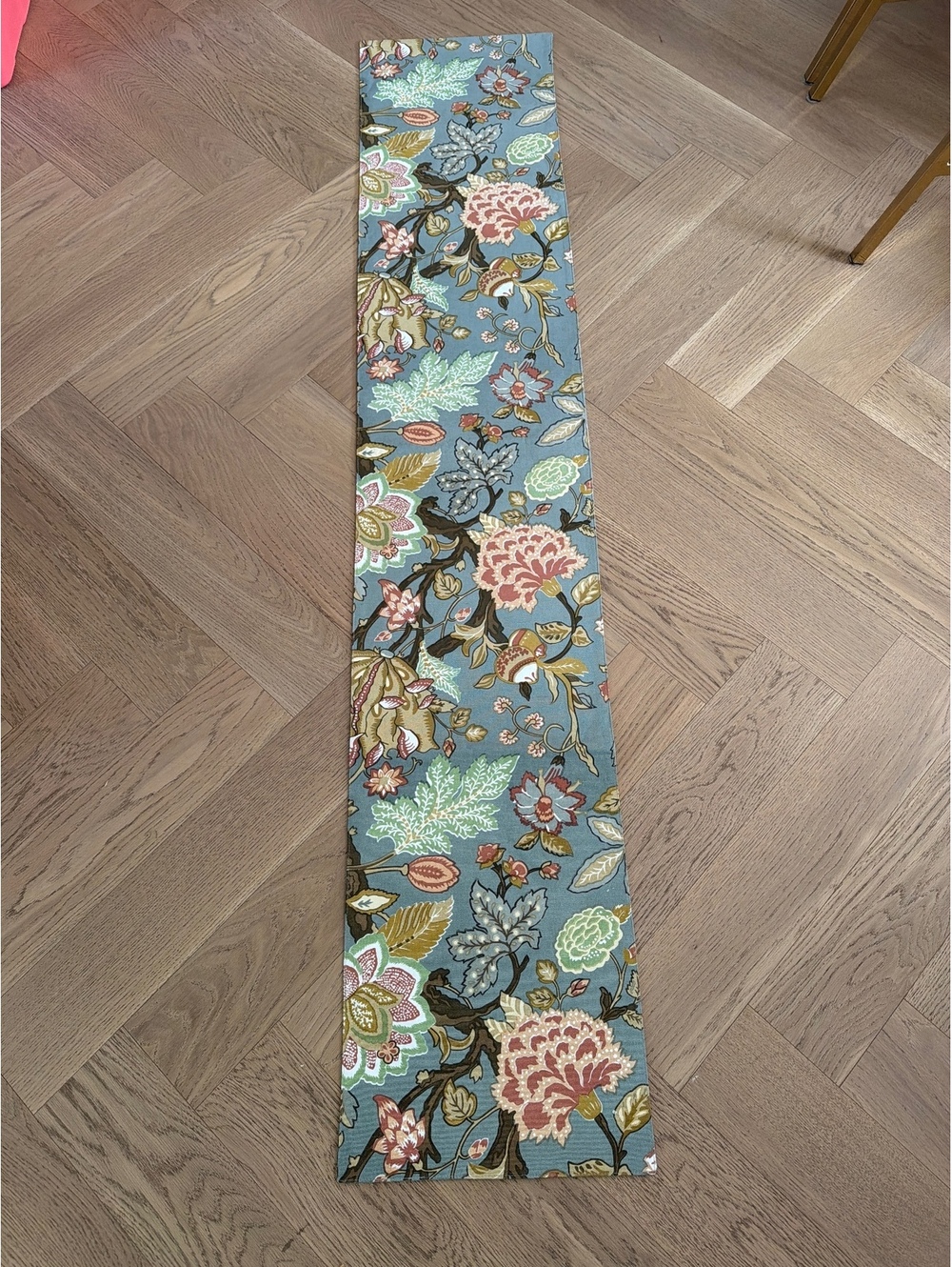 100% Cotton Table Runner, like new, gorgeous print